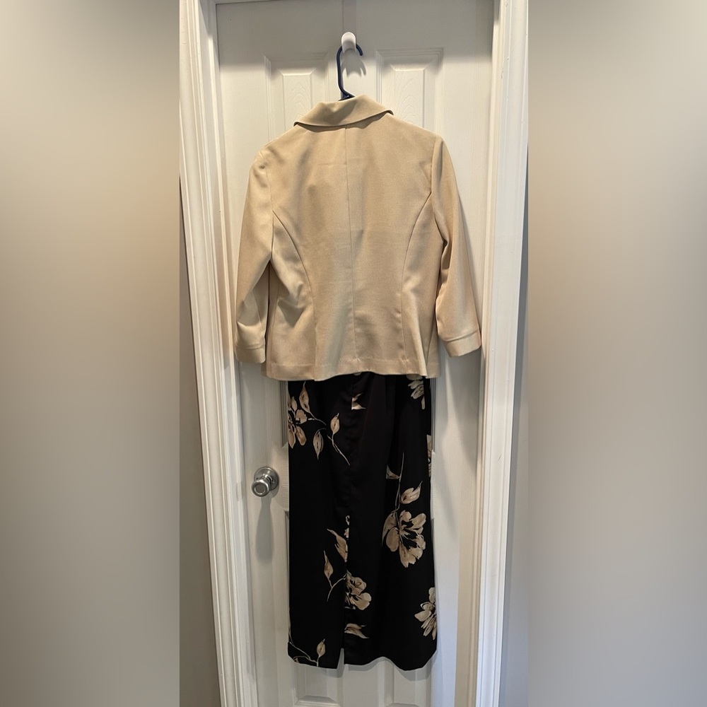 Studio I Black & Tan Floral Ladies Sleeveless Dress with long sleeved Tan Jacket - Picture 2 of 14